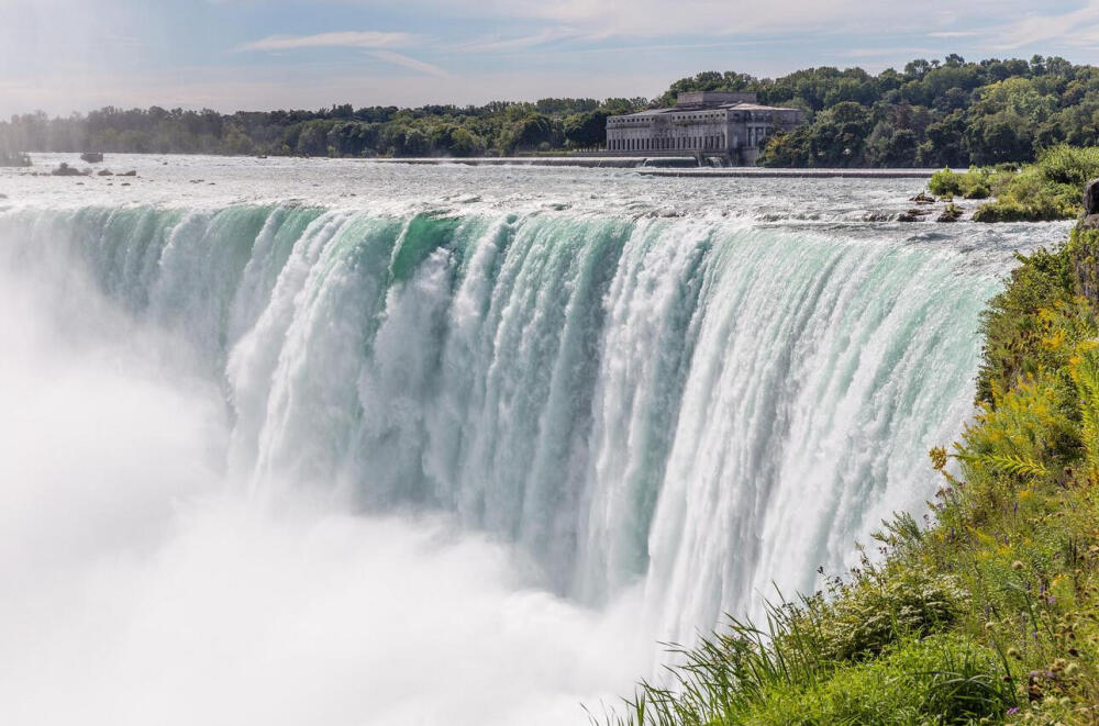 尼亚加拉瀑布(Niagara Falls)位于加拿大安大略省和美国纽约州的交界处,是世界第一大跨国瀑布。