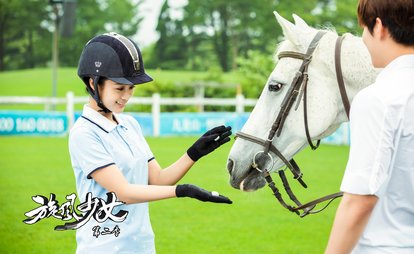 今日，《旋风少女2》再放糖，曝光一组池昌旭、安悦溪马场情侣剧照。池昌旭身穿纯白衬衫，变身“治愈系男神”，笑容俊朗迷人；安悦溪一身浅蓝骑士装，尽显清新俏皮。两人有爱对视、一起喂