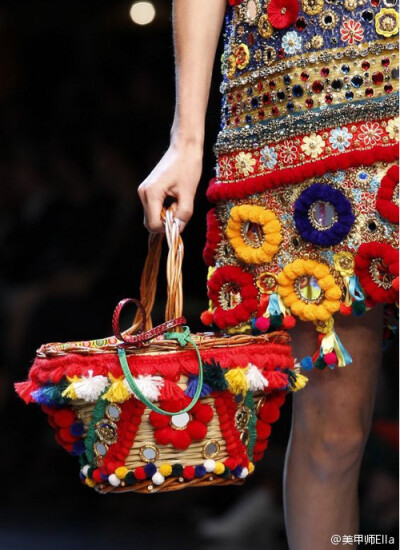 美到不行的Dolce & Gabbana Spring 2016系列的包包，每次出的包包都給人強烈的視覺衝擊，華麗又精緻