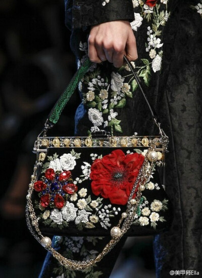 美到不行的Dolce & Gabbana Spring 2016系列的包包，每次出的包包都給人強烈的視覺衝擊，華麗又精緻