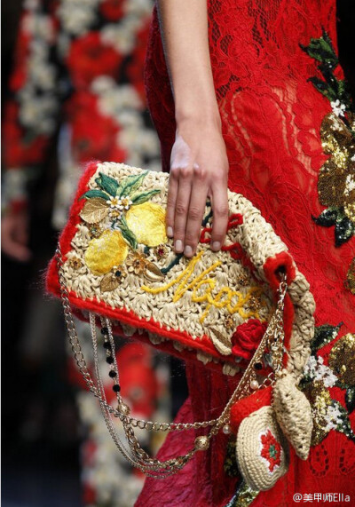 美到不行的Dolce & Gabbana Spring 2016系列的包包，每次出的包包都給人強烈的視覺衝擊，華麗又精緻