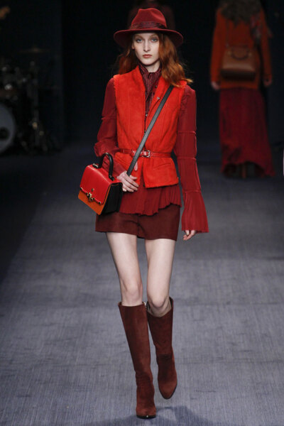 Trussardi（楚萨迪）于米兰时装周发布2016秋冬系列。本季系列设计师的灵感来源于桃莉·巴顿名曲《Jolene》