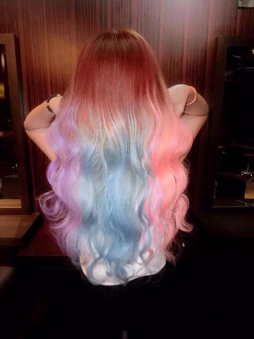 MG中式CS风格 MG安森 MG 安森 隐形接发 无痕接发✅༄ᎷᏩ༅隐形接发特点 1⃣可以扎马尾，普通接发扎会露出来 2⃣不会打结，普通接发打结很严重。 3⃣不会掉自己头发，普通接发拆时候会掉很多自己的头发。 4⃣睡觉不会各头皮，普通接发睡觉会不舒服 5⃣头发分散均匀和真人头发一样效果自然，传统接发分散不均匀效果比较假一缕一缕。 6⃣️接发速度快、便捷1个半小时以内就可以完成 7⃣️可以从头皮往下梳通，普通接发不行 8⃣️接完不会掉，普通接发会掉 待我长发及腰【No.1期更新，主推MG隐形接发】挑染 渐变 彩虹 发片 长发 卷发 日韩 新娘编发 party 女王 美发 发型 美图 原创作品待我长发及腰【No.2期更新，主推MG隐形接发】挑染 渐变 彩虹 发片 长发 卷发 日韩 新娘编发 party 女王 美发 发型 美图 原创作品待我长发及腰【No.3期更新，主推MG隐形接发】挑染 渐变 彩虹 发片 长发 卷发 日韩 新娘编发 party 女王 美发 发型 美图 原创作品 MG复活到草