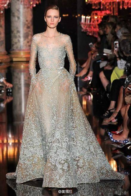 仙牌Elie Saab 纯净的白色被演绎的淋漓精致 美的挪不开眼睛啊~