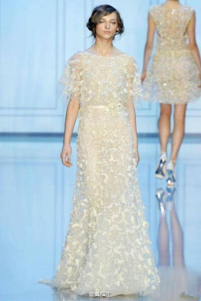 仙牌Elie Saab 纯净的白色被演绎的淋漓精致 美的挪不开眼睛啊~