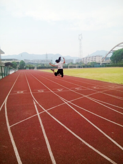 陪小学同学回了一趟她的初中……其实说好是去跑步的哦