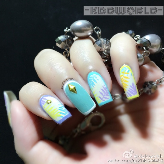 底色opi s81，中指Elevationpolish Jengish Chokusu,印花hēhē 52-植树节，印油乔安家，这个配色蛮耐看的，图为强光，自然光和室内光@海燕酱旗舰号 @美甲ins @进击的刘老板SelectedNailShop