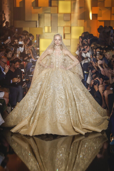 Elie Saab 2015 秋冬高级定制 Elie Saab品牌风格，一向都是以奢华高贵、优雅迷人的晚礼服而著称，宛如又一个VALENTINO。Elie Saab 的高级定制女装秀,运用丝绸闪缎、珠光面料、带有独特花纹的雪纺、银丝流苏、精细的…