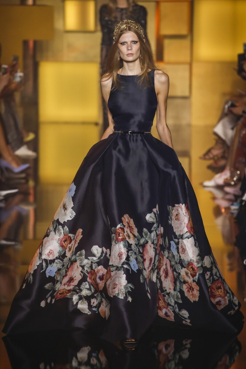 Elie Saab 2015 秋冬高级定制 Elie Saab品牌风格，一向都是以奢华高贵、优雅迷人的晚礼服而著称，宛如又一个VALENTINO。Elie Saab 的高级定制女装秀,运用丝绸闪缎、珠光面料、带有独特花纹的雪纺、银丝流苏、精细的刺绣……让女人在行走间浮游流动，充满飘逸轻灵的梦幻色彩，为所有女人构筑一个童话般的梦。同时运用褶皱、水晶和闪钻， Elie Saab 大手笔勾勒出精美奢华的服饰盛宴，挥洒着熠熠星光，带给所有人炫目时尚的同时，亦让Elie Saab的女人化身成最优美的精灵国度公主～