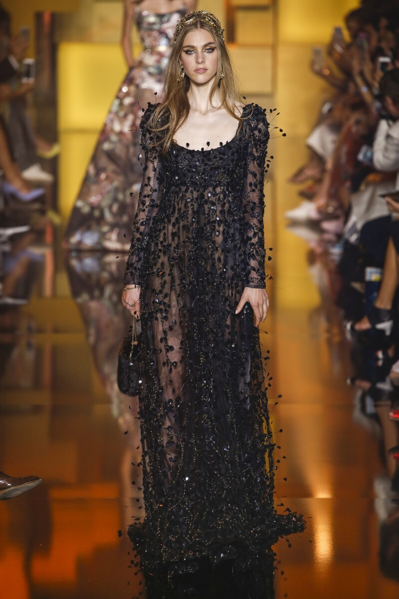 Elie Saab 2015 秋冬高级定制 Elie Saab品牌风格，一向都是以奢华高贵、优雅迷人的晚礼服而著称，宛如又一个VALENTINO。Elie Saab 的高级定制女装秀,运用丝绸闪缎、珠光面料、带有独特花纹的雪纺、银丝流苏、精细的刺绣……让女人在行走间浮游流动，充满飘逸轻灵的梦幻色彩，为所有女人构筑一个童话般的梦。同时运用褶皱、水晶和闪钻， Elie Saab 大手笔勾勒出精美奢华的服饰盛宴，挥洒着熠熠星光，带给所有人炫目时尚的同时，亦让Elie Saab的女人化身成最优美的精灵国度公主～