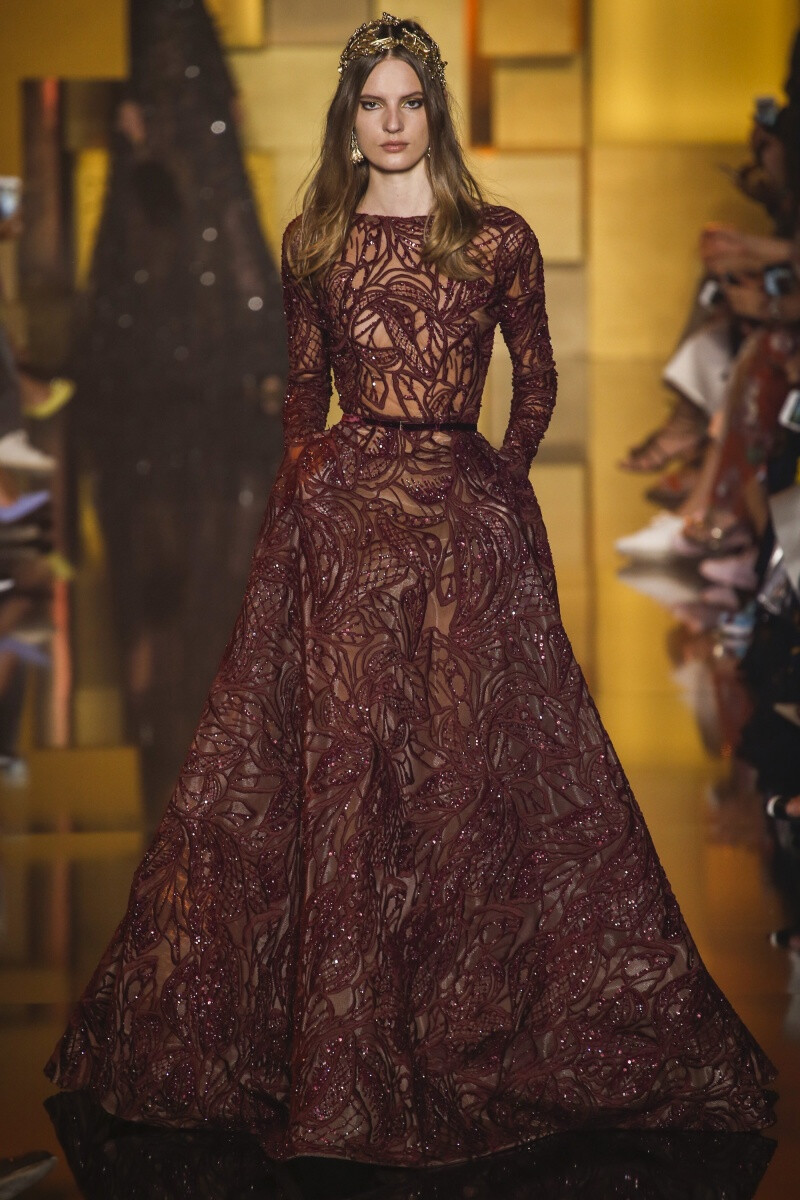 Elie Saab 2015 秋冬高级定制 Elie Saab品牌风格，一向都是以奢华高贵、优雅迷人的晚礼服而著称，宛如又一个VALENTINO。Elie Saab 的高级定制女装秀,运用丝绸闪缎、珠光面料、带有独特花纹的雪纺、银丝流苏、精细的刺绣……让女人在行走间浮游流动，充满飘逸轻灵的梦幻色彩，为所有女人构筑一个童话般的梦。同时运用褶皱、水晶和闪钻， Elie Saab 大手笔勾勒出精美奢华的服饰盛宴，挥洒着熠熠星光，带给所有人炫目时尚的同时，亦让Elie Saab的女人化身成最优美的精灵国度公主～