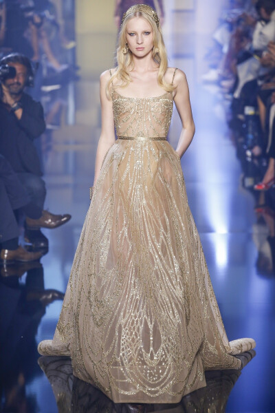 Elie Saab 2015 秋冬高级定制 Elie Saab品牌风格，一向都是以奢华高贵、优雅迷人的晚礼服而著称，宛如又一个VALENTINO。Elie Saab 的高级定制女装秀,运用丝绸闪缎、珠光面料、带有独特花纹的雪纺、银丝流苏、精细的…