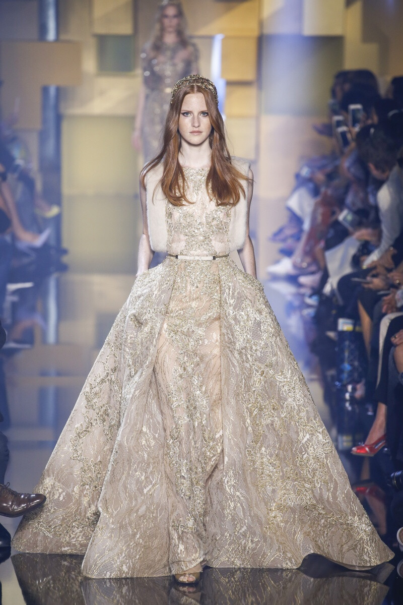 Elie Saab 2015 秋冬高级定制 Elie Saab品牌风格，一向都是以奢华高贵、优雅迷人的晚礼服而著称，宛如又一个VALENTINO。Elie Saab 的高级定制女装秀,运用丝绸闪缎、珠光面料、带有独特花纹的雪纺、银丝流苏、精细的刺绣……让女人在行走间浮游流动，充满飘逸轻灵的梦幻色彩，为所有女人构筑一个童话般的梦。同时运用褶皱、水晶和闪钻， Elie Saab 大手笔勾勒出精美奢华的服饰盛宴，挥洒着熠熠星光，带给所有人炫目时尚的同时，亦让Elie Saab的女人化身成最优美的精灵国度公主～