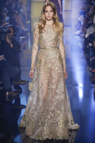 Elie Saab 2015 秋冬高级定制 Elie Saab品牌风格，一向都是以奢华高贵、优雅迷人的晚礼服而著称，宛如又一个VALENTINO。Elie Saab 的高级定制女装秀,运用丝绸闪缎、珠光面料、带有独特花纹的雪纺、银丝流苏、精细的…