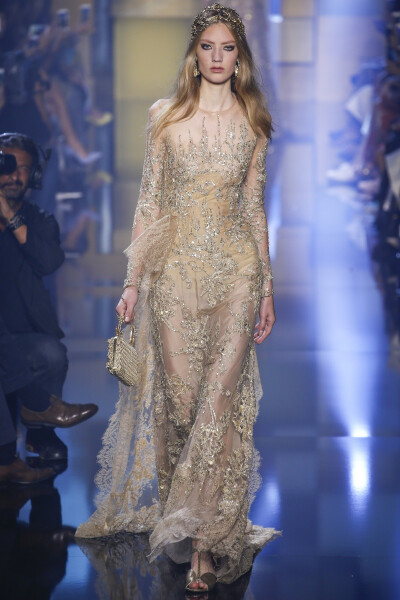 Elie Saab 2015 秋冬高级定制 Elie Saab品牌风格，一向都是以奢华高贵、优雅迷人的晚礼服而著称，宛如又一个VALENTINO。Elie Saab 的高级定制女装秀,运用丝绸闪缎、珠光面料、带有独特花纹的雪纺、银丝流苏、精细的…