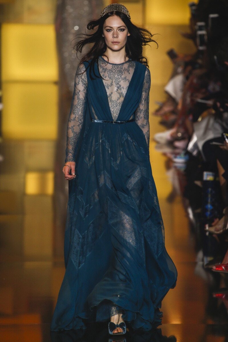 Elie Saab 2015 秋冬高级定制 Elie Saab品牌风格，一向都是以奢华高贵、优雅迷人的晚礼服而著称，宛如又一个VALENTINO。Elie Saab 的高级定制女装秀,运用丝绸闪缎、珠光面料、带有独特花纹的雪纺、银丝流苏、精细的刺绣……让女人在行走间浮游流动，充满飘逸轻灵的梦幻色彩，为所有女人构筑一个童话般的梦。同时运用褶皱、水晶和闪钻， Elie Saab 大手笔勾勒出精美奢华的服饰盛宴，挥洒着熠熠星光，带给所有人炫目时尚的同时，亦让Elie Saab的女人化身成最优美的精灵国度公主～