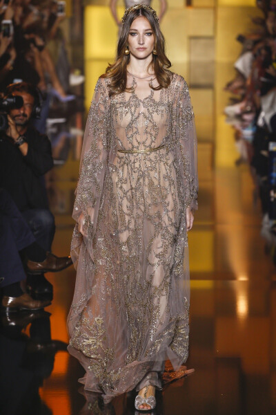 Elie Saab 2015 秋冬高级定制 Elie Saab品牌风格，一向都是以奢华高贵、优雅迷人的晚礼服而著称，宛如又一个VALENTINO。Elie Saab 的高级定制女装秀,运用丝绸闪缎、珠光面料、带有独特花纹的雪纺、银丝流苏、精细的…