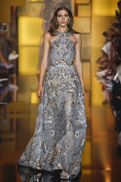 Elie Saab 2015 秋冬高级定制 Elie Saab品牌风格，一向都是以奢华高贵、优雅迷人的晚礼服而著称，宛如又一个VALENTINO。Elie Saab 的高级定制女装秀,运用丝绸闪缎、珠光面料、带有独特花纹的雪纺、银丝流苏、精细的…