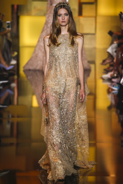 Elie Saab 2015 秋冬高级定制 Elie Saab品牌风格，一向都是以奢华高贵、优雅迷人的晚礼服而著称，宛如又一个VALENTINO。Elie Saab 的高级定制女装秀,运用丝绸闪缎、珠光面料、带有独特花纹的雪纺、银丝流苏、精细的…