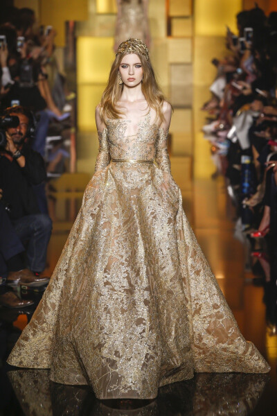 Elie Saab 2015 秋冬高级定制 Elie Saab品牌风格，一向都是以奢华高贵、优雅迷人的晚礼服而著称，宛如又一个VALENTINO。Elie Saab 的高级定制女装秀,运用丝绸闪缎、珠光面料、带有独特花纹的雪纺、银丝流苏、精细的…