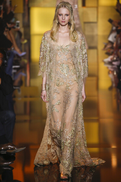 Elie Saab 2015 秋冬高级定制 Elie Saab品牌风格，一向都是以奢华高贵、优雅迷人的晚礼服而著称，宛如又一个VALENTINO。Elie Saab 的高级定制女装秀,运用丝绸闪缎、珠光面料、带有独特花纹的雪纺、银丝流苏、精细的…