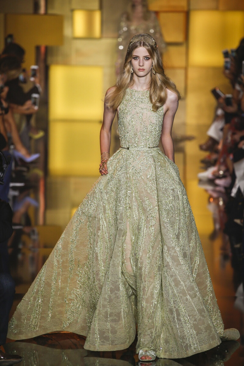 Elie Saab 2015 秋冬高级定制 Elie Saab品牌风格，一向都是以奢华高贵、优雅迷人的晚礼服而著称，宛如又一个VALENTINO。Elie Saab 的高级定制女装秀,运用丝绸闪缎、珠光面料、带有独特花纹的雪纺、银丝流苏、精细的刺绣……让女人在行走间浮游流动，充满飘逸轻灵的梦幻色彩，为所有女人构筑一个童话般的梦。同时运用褶皱、水晶和闪钻， Elie Saab 大手笔勾勒出精美奢华的服饰盛宴，挥洒着熠熠星光，带给所有人炫目时尚的同时，亦让Elie Saab的女人化身成最优美的精灵国度公主～