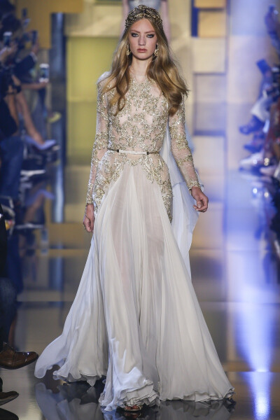 Elie Saab 2015 秋冬高级定制 Elie Saab品牌风格，一向都是以奢华高贵、优雅迷人的晚礼服而著称，宛如又一个VALENTINO。Elie Saab 的高级定制女装秀,运用丝绸闪缎、珠光面料、带有独特花纹的雪纺、银丝流苏、精细的…