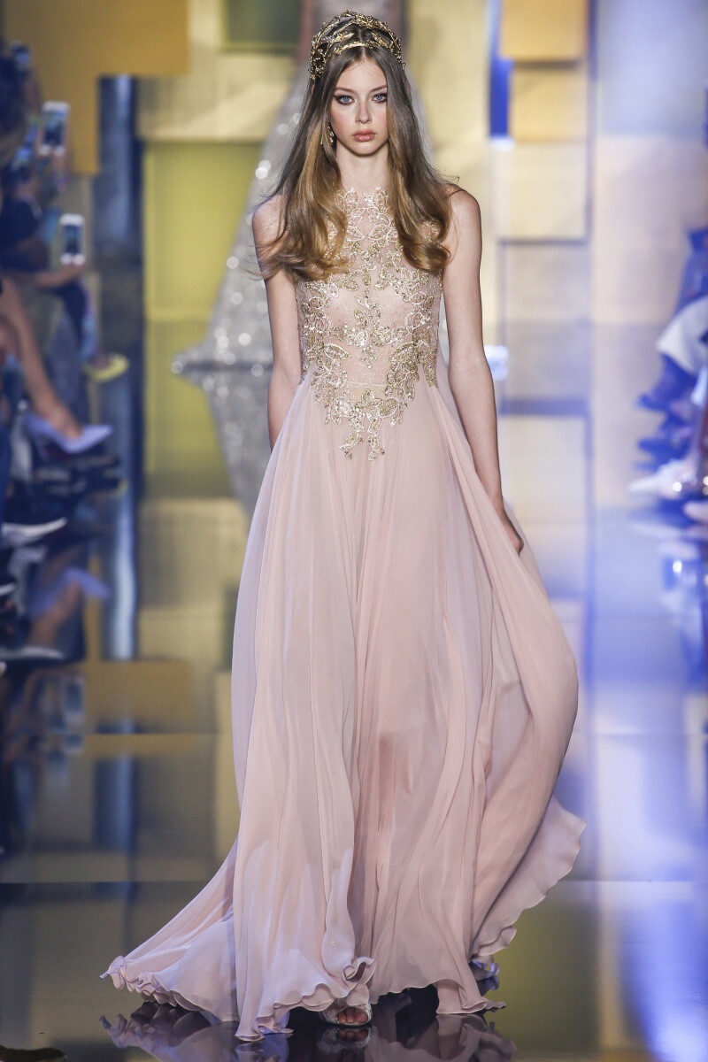 Elie Saab 2015 秋冬高级定制 Elie Saab品牌风格，一向都是以奢华高贵、优雅迷人的晚礼服而著称，宛如又一个VALENTINO。Elie Saab 的高级定制女装秀,运用丝绸闪缎、珠光面料、带有独特花纹的雪纺、银丝流苏、精细的刺绣……让女人在行走间浮游流动，充满飘逸轻灵的梦幻色彩，为所有女人构筑一个童话般的梦。同时运用褶皱、水晶和闪钻， Elie Saab 大手笔勾勒出精美奢华的服饰盛宴，挥洒着熠熠星光，带给所有人炫目时尚的同时，亦让Elie Saab的女人化身成最优美的精灵国度公主～