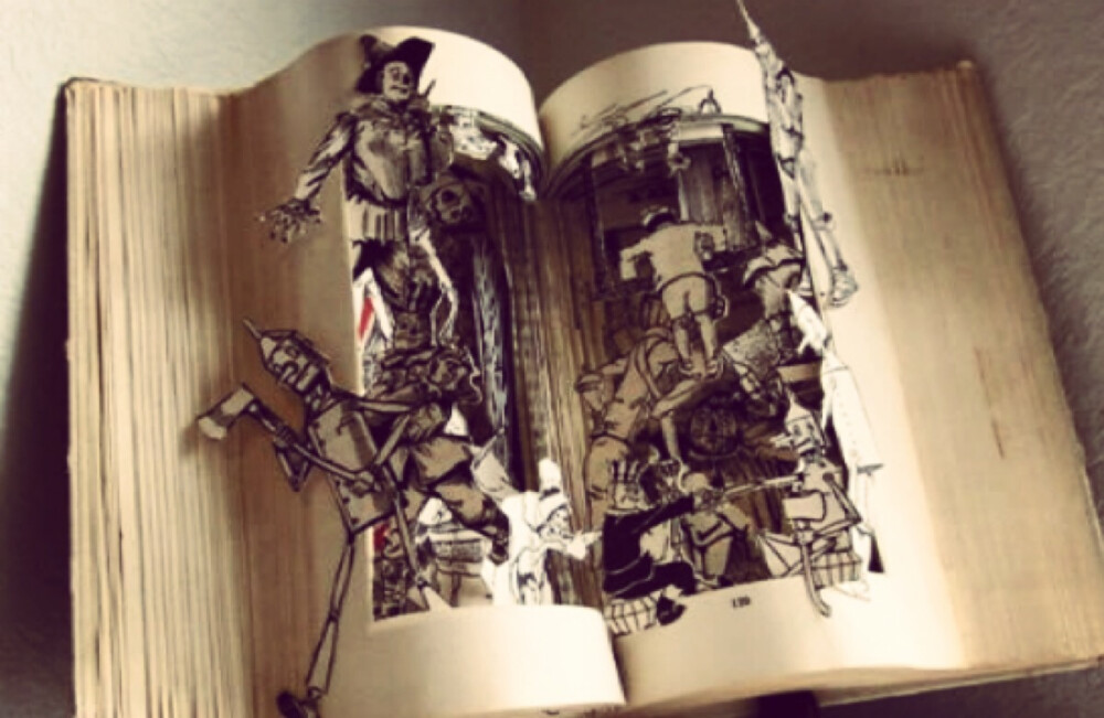 这些艺术般的创作全都是出自于 Hoerth 之手，喜好在旅途上将所遇到的经典文学书籍与古董等搜罗下来，再藉以她充满想像与精致的雕刻后，便有了这一本本以层次堆叠形塑而出的立体纸雕作品～带我们从文字中跳脱，却又把你我带入这一境当中的旋涡里…