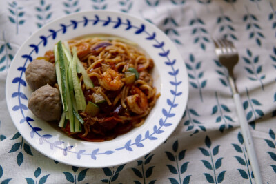 乱七八槽的食材炒面（牛肉丸,虾,洋葱,油豆腐,黄瓜,鸡蛋,培根）+鲜榨橙汁