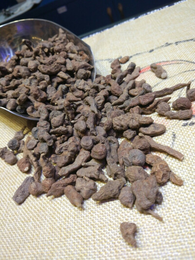 ‌人参果学名蕨麻。含有维生素及镁、锌、钾、钙元素。具有较高的医疗和营养价值，它有着健胃补脾、生津止渴、益气补血的功能。蕨麻含有大量的淀粉、蛋白质、脂肪、无机盐和维生素，故长食之，确有人参延年益寿的功效…