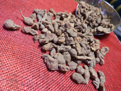 ‌人参果学名蕨麻。含有维生素及镁、锌、钾、钙元素。具有较高的医疗和营养价值，它有着健胃补脾、生津止渴、益气补血的功能。蕨麻含有大量的淀粉、蛋白质、脂肪、无机盐和维生素，故长食之，确有人参延年益寿的功效…