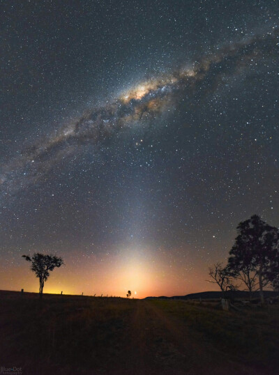 路尽头的星光，8月27日日落后，由Josh Calcino拍摄于澳大利亚昆士兰州Wivenhoe湖畔。