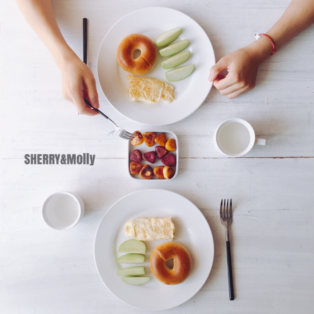 早啊～今天早餐是原味贝果/煎蛋卷/青苹果/薯饼！其实我是想做芋圆口感哒 结果好像比例没把握好 口感不一样但是煎着吃 脆脆哒 三种口感呢