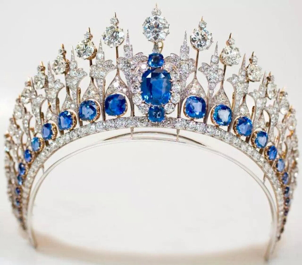 荷兰王室的蓝宝石王冠
最开始是威三送给老婆艾玛的礼物，，大杀器，包括655颗钻石，33颗蓝宝，最大3颗钻石可拆卸