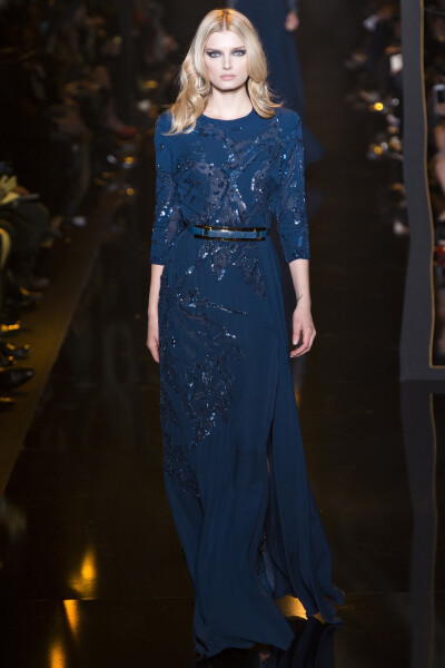 Elie Saab 2015 秋冬高级成衣 这个系列的背景设置是一片由硬纸板剪成的森林，按预想它应该成为一个带有黑暗浪漫色彩的森林风格飘逸服装荟萃。确实是这样的。Elie Saab在其中层层叠加起来的叶子，仿佛沙沙作响，比你…