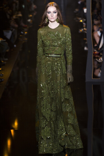 Elie Saab 2015 秋冬高级成衣 这个系列的背景设置是一片由硬纸板剪成的森林，按预想它应该成为一个带有黑暗浪漫色彩的森林风格飘逸服装荟萃。确实是这样的。Elie Saab在其中层层叠加起来的叶子，仿佛沙沙作响，比你…