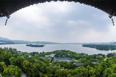 西湖风景区雷峰塔上俯瞰西湖风景