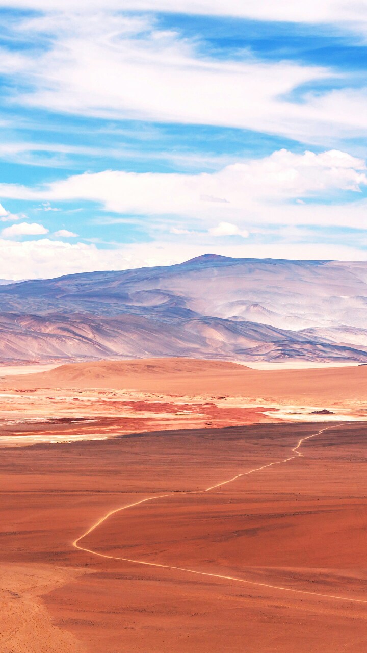露出光秃秃的红色石山,又因土地贫瘠形成荒漠,所以也被称为"红漠化"