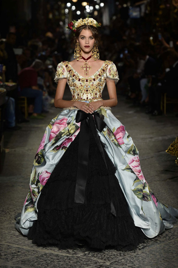  Dolce & Gabbana(杜嘉班纳)于那不勒斯发布Alta Moda 2016秋冬高级定制系列，本季灵感源自意大利著名女星 Sophia Loren(索菲亚·罗兰)
