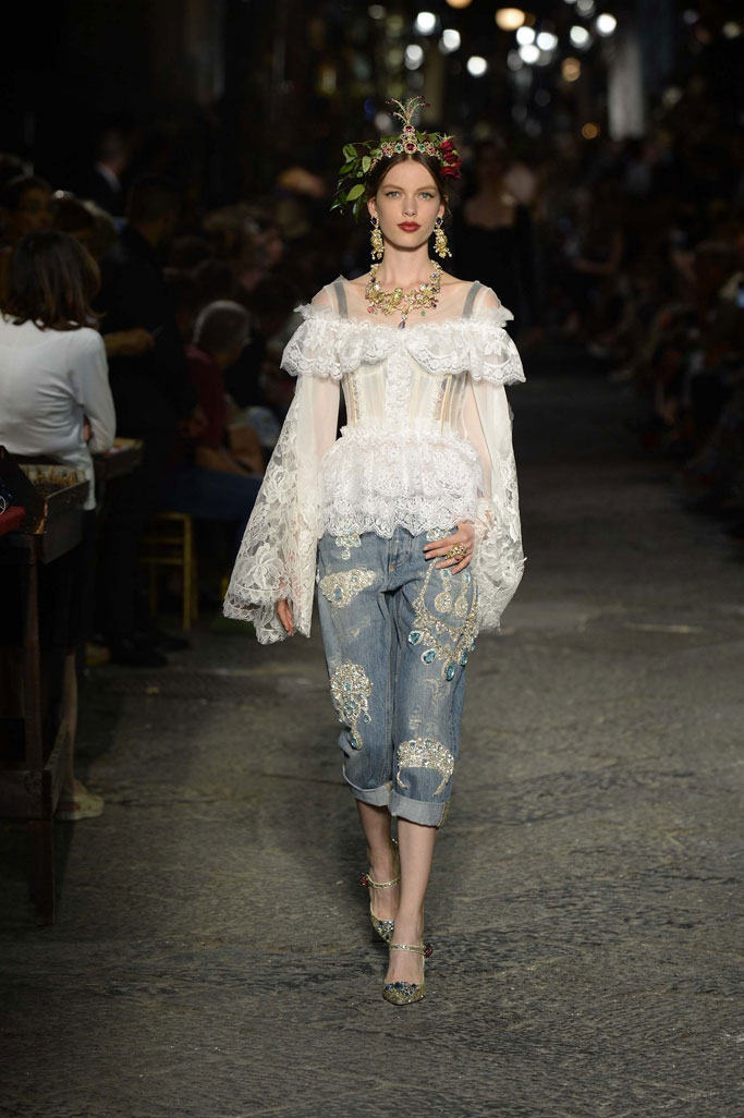  Dolce & Gabbana(杜嘉班纳)于那不勒斯发布Alta Moda 2016秋冬高级定制系列，本季灵感源自意大利著名女星 Sophia Loren(索菲亚·罗兰)