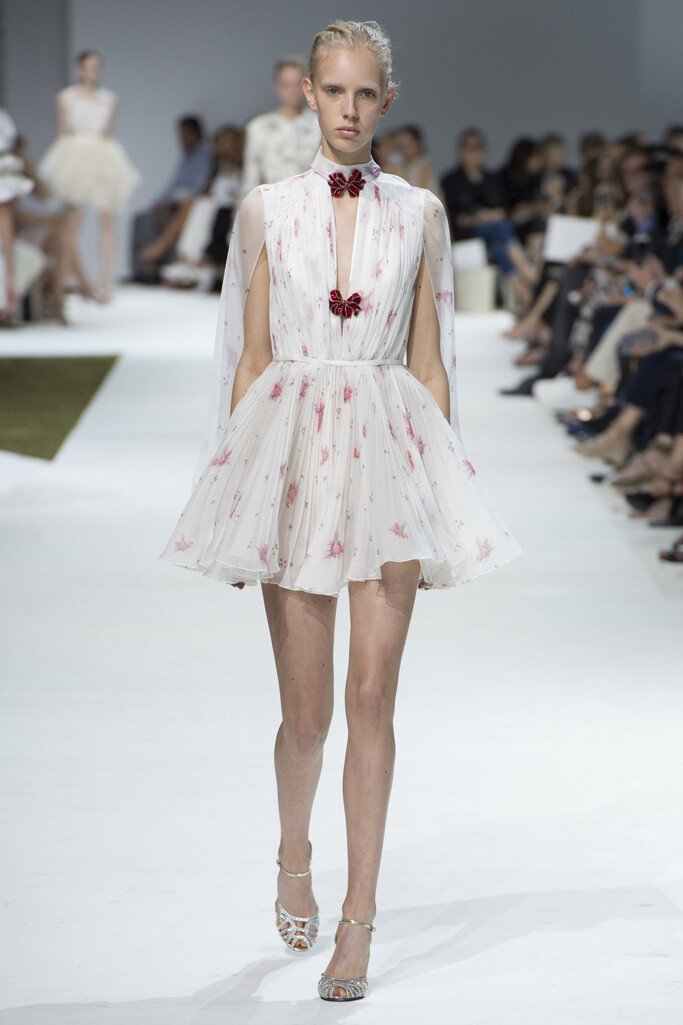  Giambattista Valli（詹巴迪斯塔·瓦利）于巴黎高定时装周发布2016秋冬高级定制系列