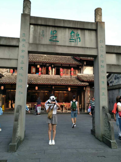 初到锦里，并不是从正门直接进去，刚游玩武侯祠，就直接从那里的偏门走进乐锦里，几经游玩，又到正门~