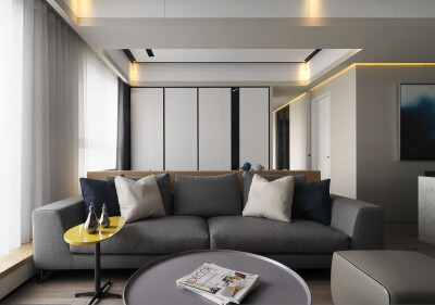 这间住宅选用简约的黑白灰三色做为主要装修色彩，简约大方的现代风家居摆放到位，大理石材和木质材料的运用提升了室内空间的调性。客厅内舒适的沙发设计显得温馨而舒服，餐厅内的餐桌设计也很有创意。