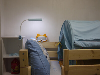 设计狮爸爸小户型儿童房装修设计双层儿童床床头灯蓝色男孩房