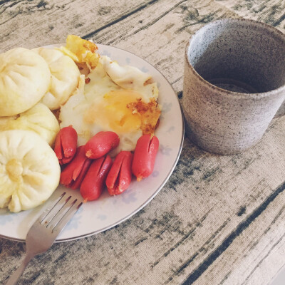 楼下早餐店买的水煎包，自己煎个蛋，想做美美的小章鱼，可是不知道是食材不行还是火候不到，失败了