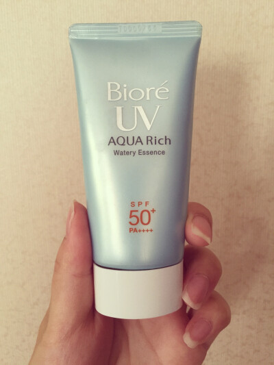 Biore 碧柔防晒霜 SPF50+，PA++++。非常清透，不粘腻，不擦白，出门玩涂这个感觉很舒服，不闷。还会回购。