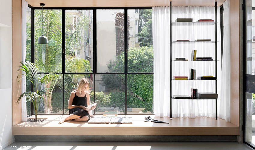 【以色列黑白极简风住宅】 世纪中前期，德国犹太人为了躲避迫害及战乱，纷纷来到巴勒斯坦的特拉维夫，进而将德国包豪斯风格引入当地建筑，全白立面及机能至上的现代主义因此在特拉维夫大行其道，也深刻影响了此城的室内设计。