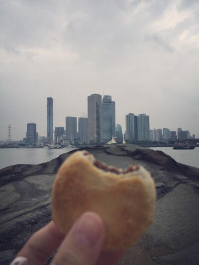 站在鼓浪屿上看厦门 手里是有名的金兰馅饼