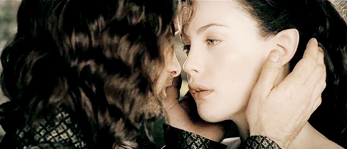 她是精灵王埃尔隆德的女儿,金色的洛丝萝林的王后盖拉德丽尔夫人的外